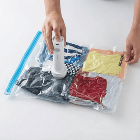 Kit Saco a Vácuo para Roupas Pequeno 50x60 e Bomba de Sucção Elétrica Portátil Branca