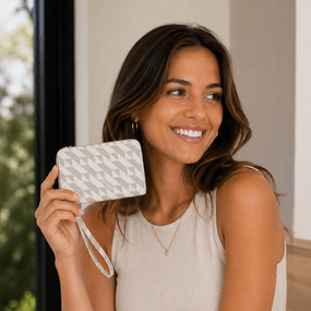 Carteira Feminina Pequena com Alça Monograma BG Bege – foto 2